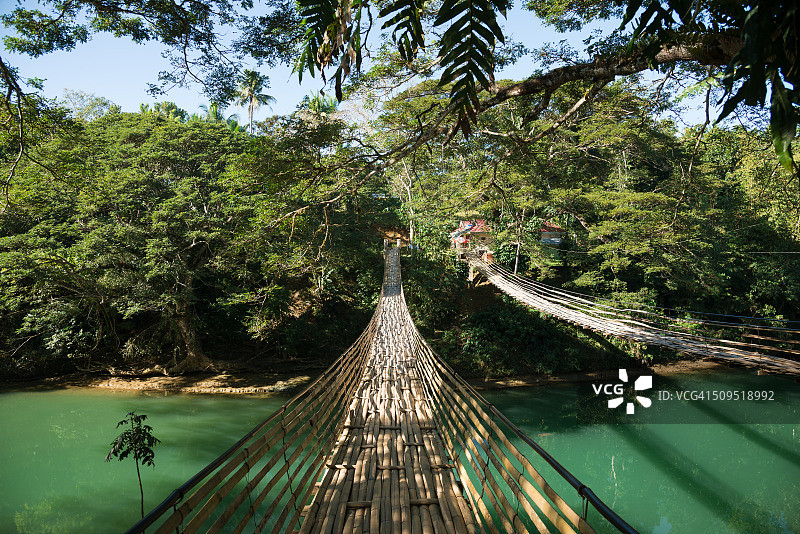 菲律宾薄荷岛罗博河上的吊桥图片素材