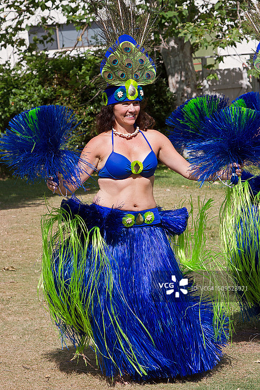 穿着传统服装的草裙舞者图片素材