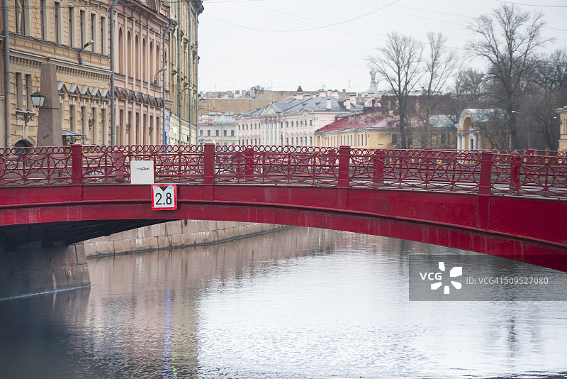 俄罗斯圣彼得堡莫伊卡河上的红桥图片素材
