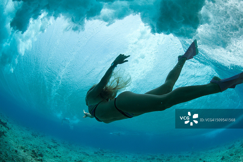 女泳者在破浪下游动图片素材