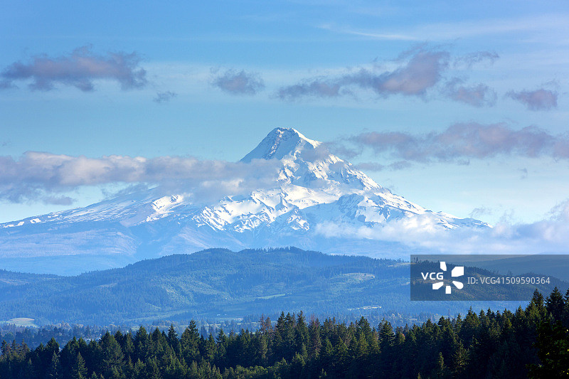 从华盛顿山丘远眺春日下午的胡德河谷和雪山图片素材