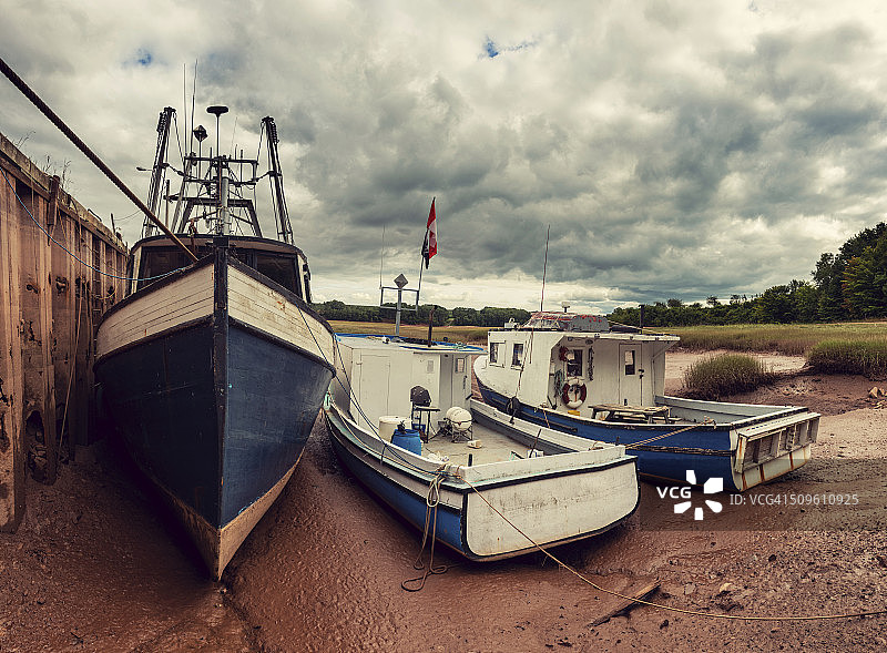 坐在海床上图片素材