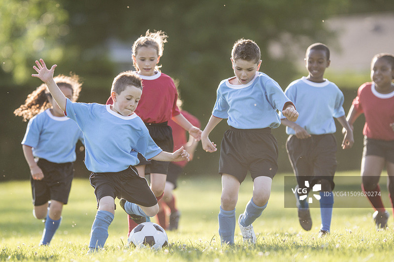 将球踢入球门图片素材