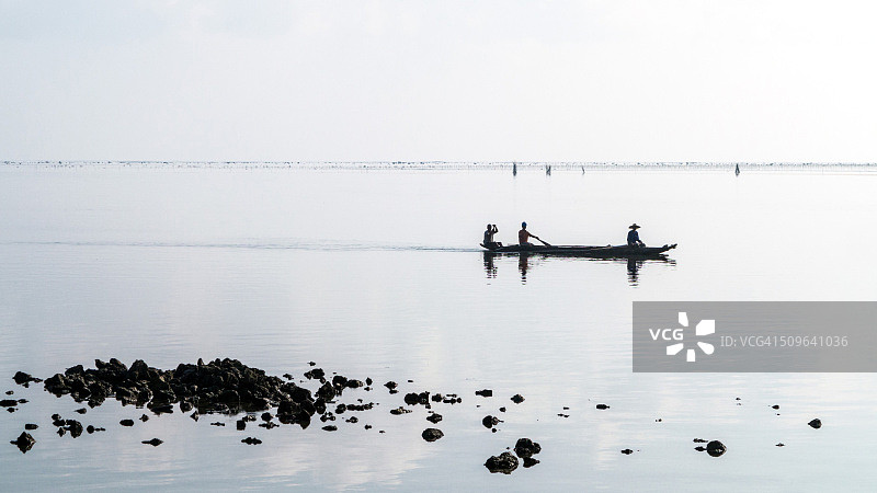 清晨的渔民图片素材