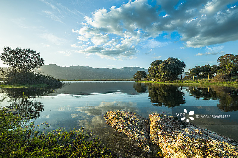 来自岸边图片素材