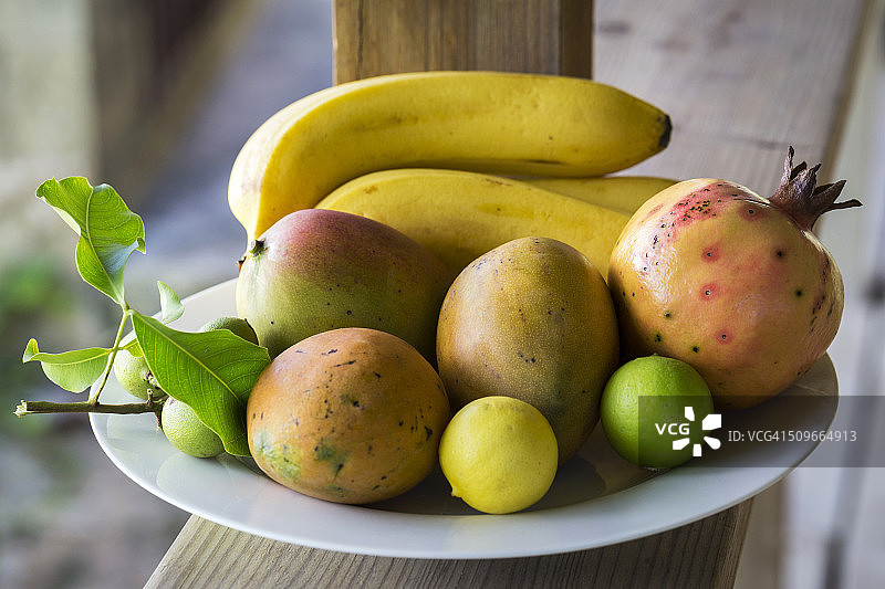 户外石榴盘子里的热带水果图片素材