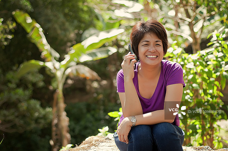 女人使用手机图片素材