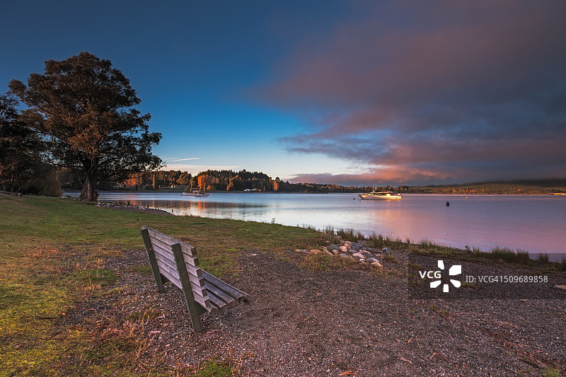 新西兰蒂阿瑙湖的日出图片素材