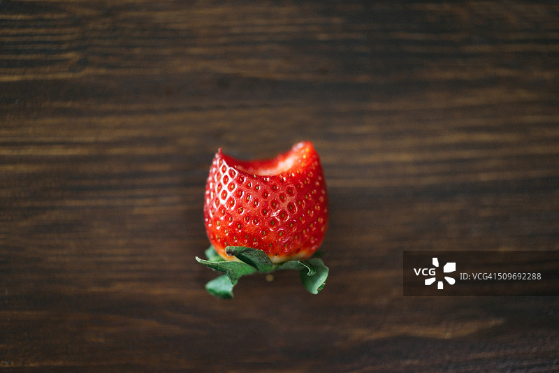 木桌上的新鲜草莓图片素材
