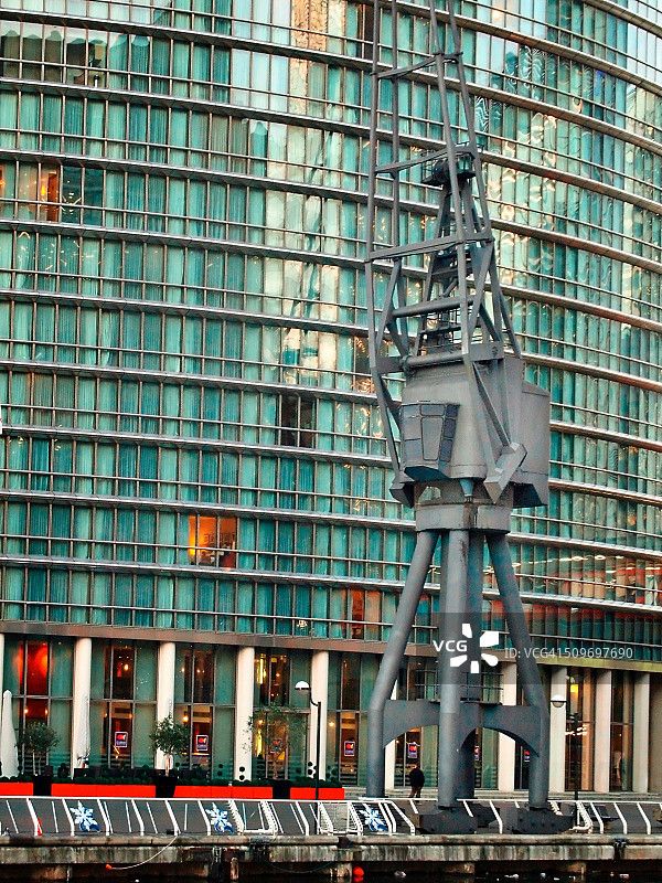 伦敦金丝雀码头船坞区北码头老吊车图片素材