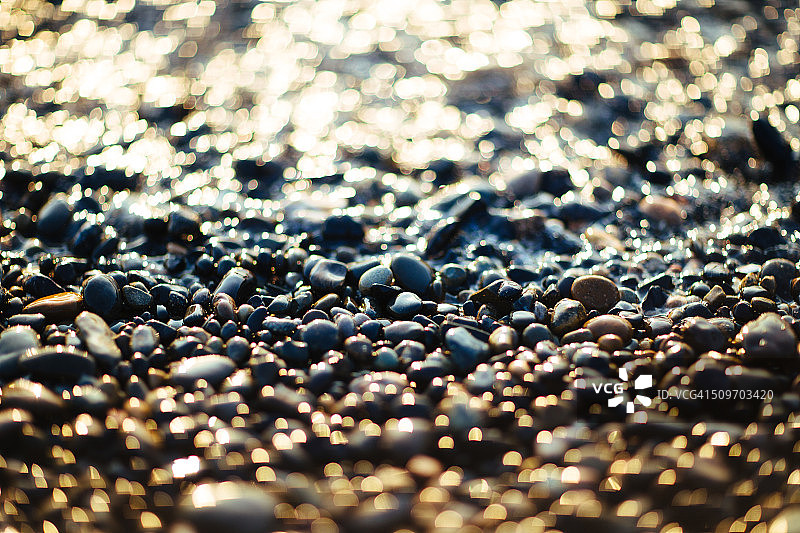海滩上的石头岸边特写图片素材