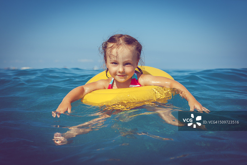 海边的儿童图片素材