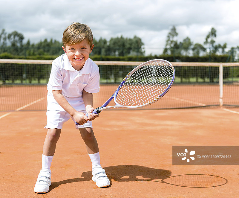 男孩打网球图片素材