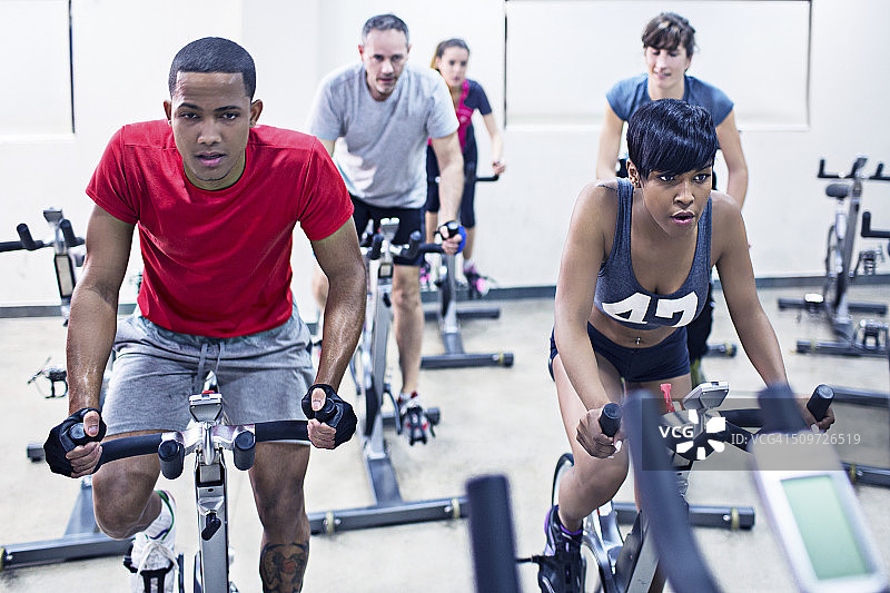 参加健身课程的人们图片素材