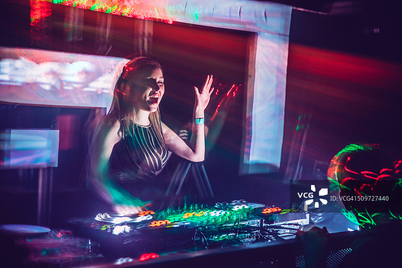 夜总会中的DJ图片素材