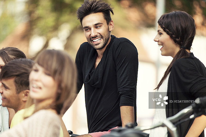 朋友们在公园里玩耍图片素材