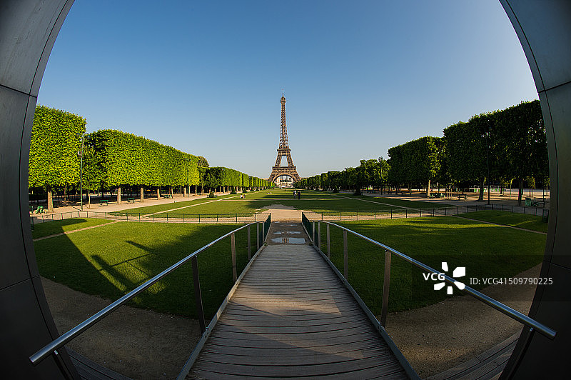 从和平墙看埃菲尔铁塔图片素材