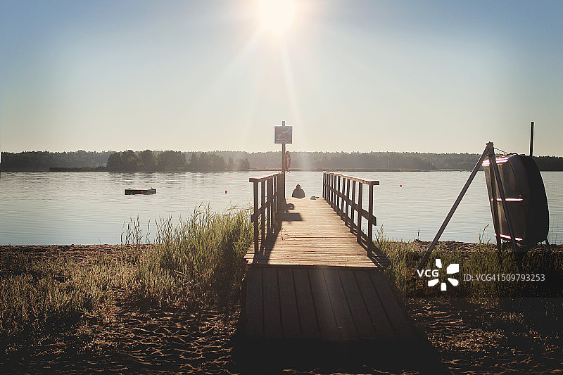 通往水域的桥梁图片素材
