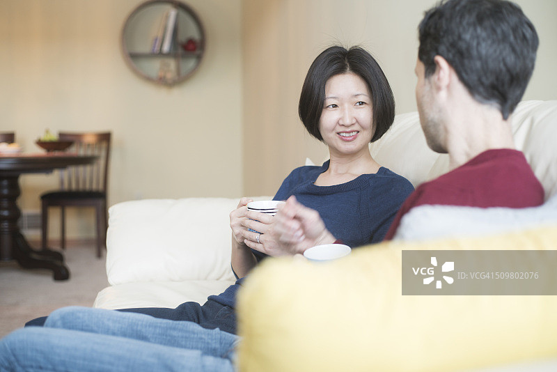 不同种族家庭，白人男子和韩国女子，在家图片素材