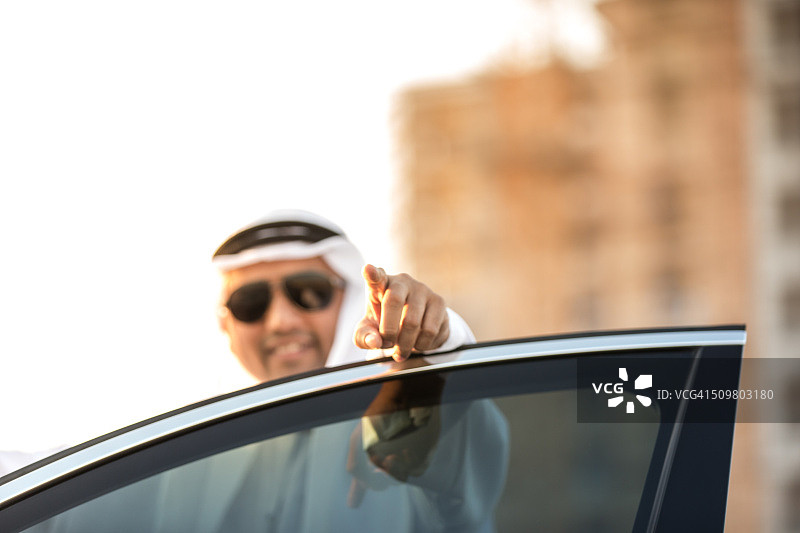 阿拉伯商人指向镜头图片素材