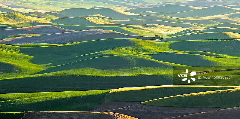 日落时分的丘陵和阴影图片素材