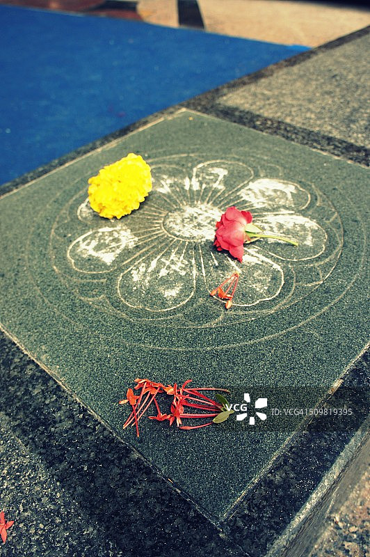 印度教符号和鲜花祭品图片素材