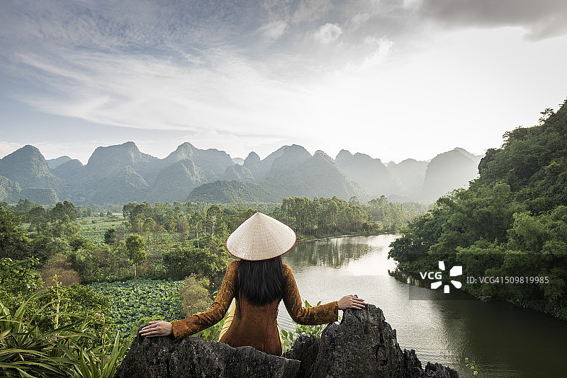 山顶上的越南女人图片素材