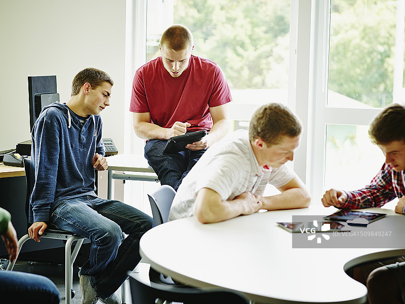 一起使用数码平板学习的学生图片素材