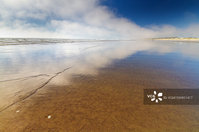 新西兰怀塔雷雷海滩的云彩倒影图片素材