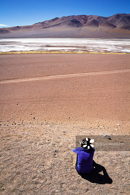 看向空旷之处图片素材