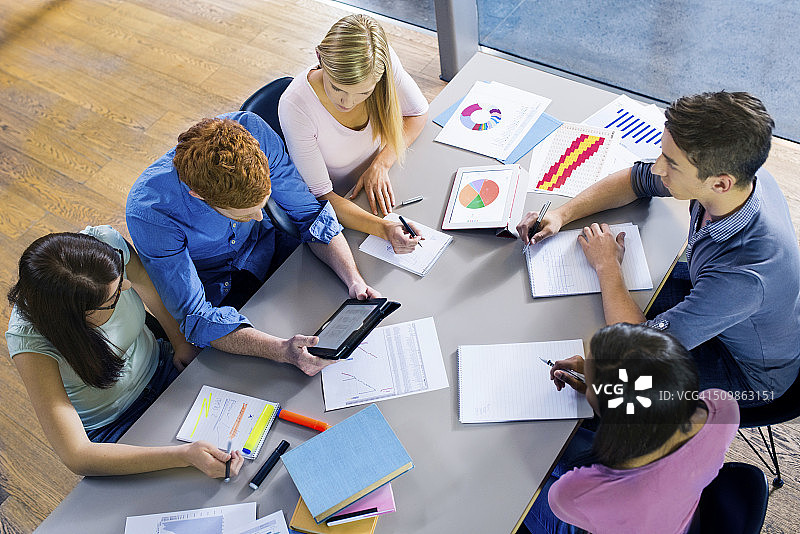 学生们在会议上讨论图片素材