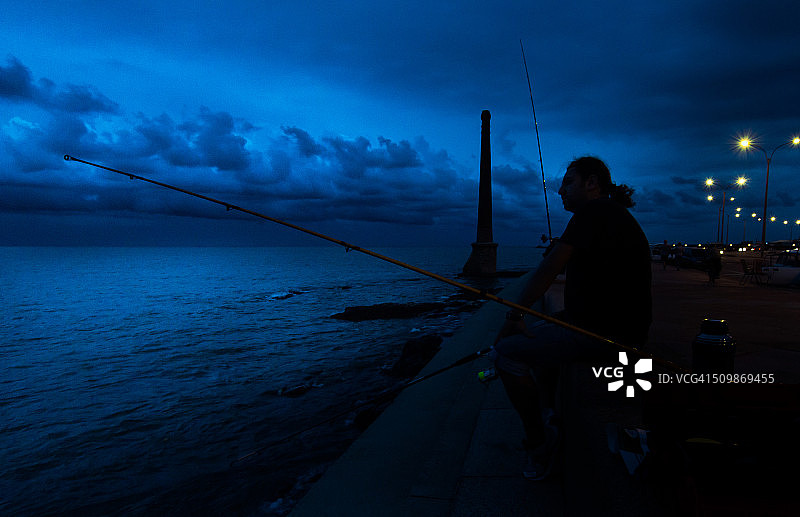 在蒙得维的亚木板路钓鱼图片素材