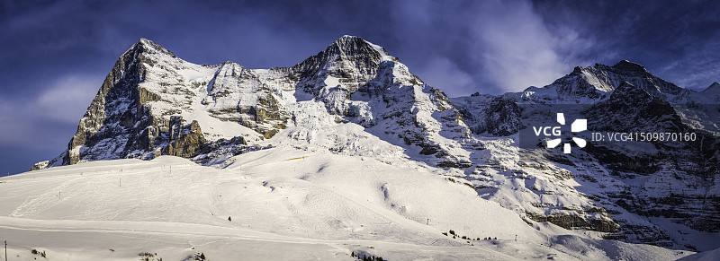 瑞士阿尔卑斯山艾格峰北坡的雪山全景图片素材