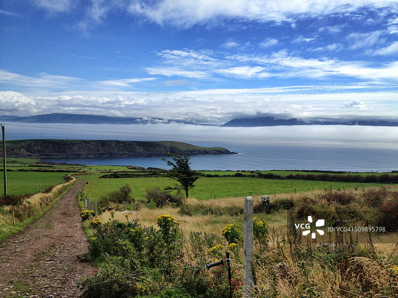 云雾中的山脉图片素材