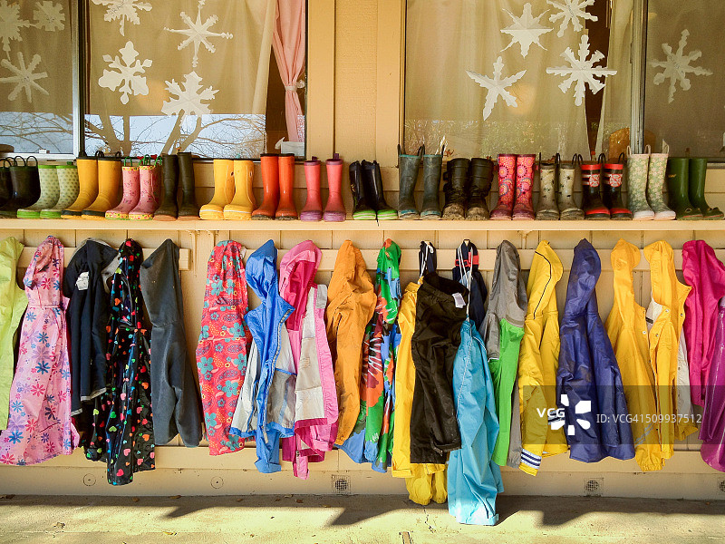 学校里一排排色彩鲜艳的雨衣和雨靴图片素材