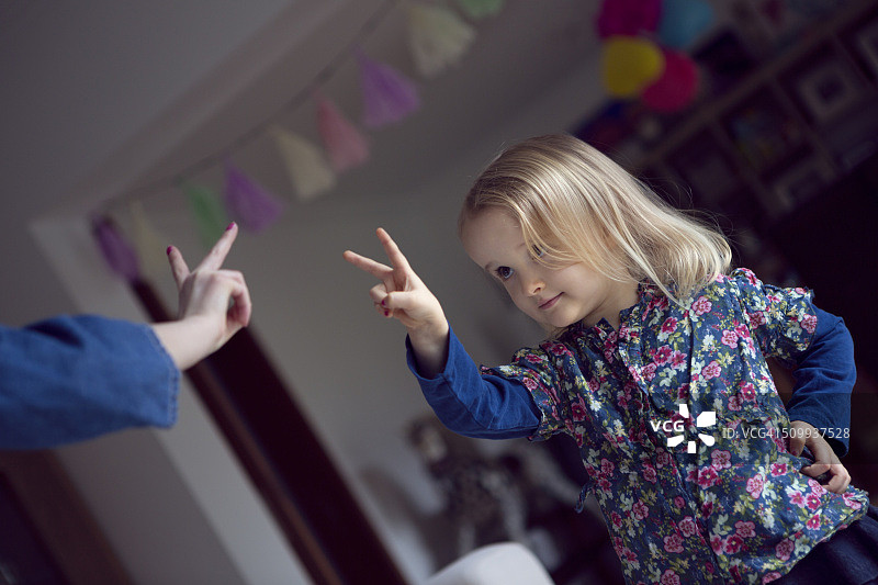 孩子们一起比出和平手势图片素材