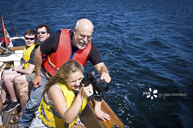 爷爷教孙女航海图片素材