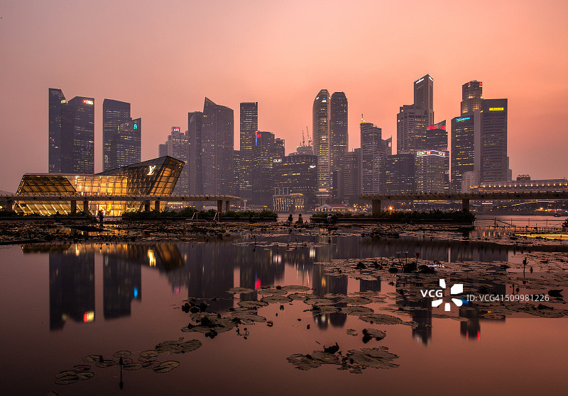 新加坡滨海湾日落时的CBD倒影图片素材