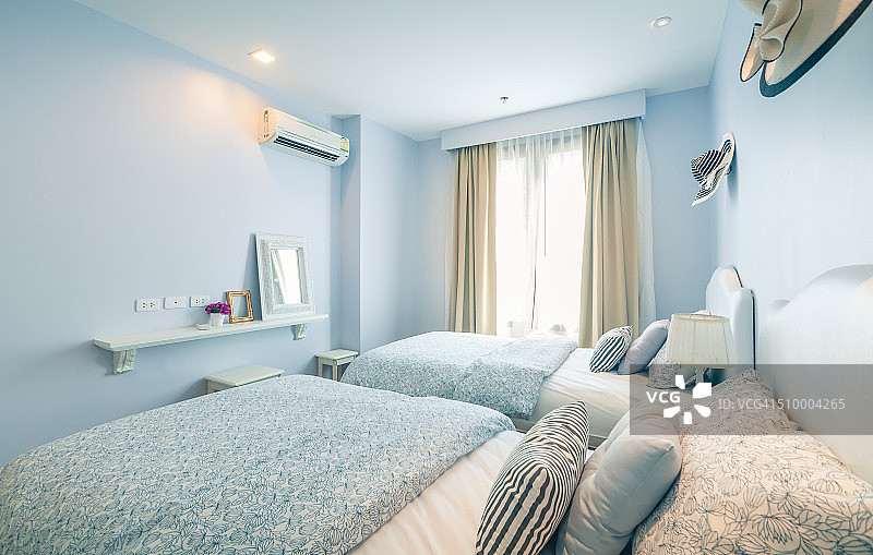 卧室：蓝色墙面图片素材