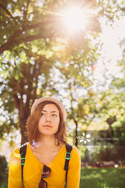 公园里梦幻般的学生妹图片素材