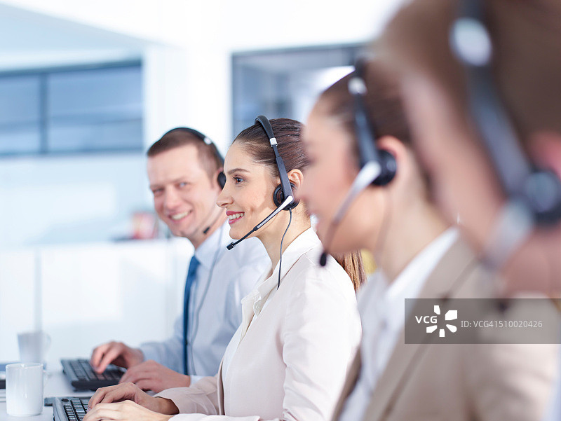 在办公室工作的呼叫中心接线员图片素材