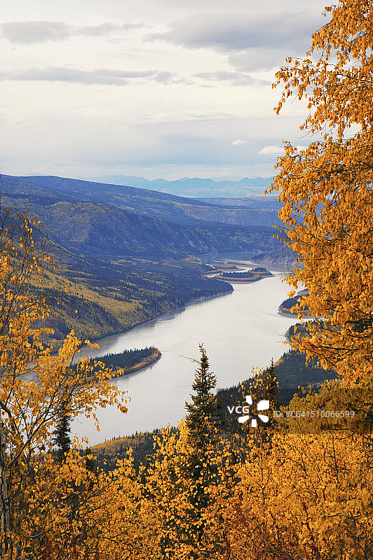 育空河：午夜穹顶景观，加拿大道森市育空地区图片素材