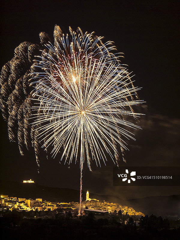 博凯伦特人群中的烟花颜色爆炸图片素材