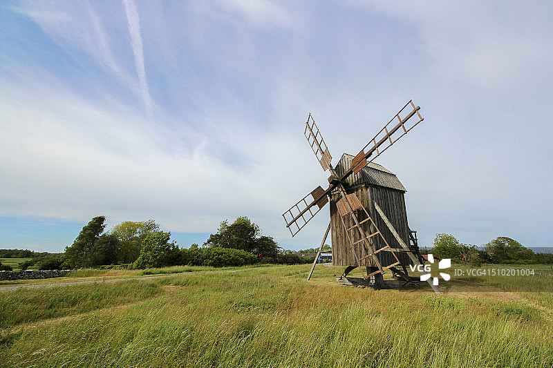 瑞典奥兰岛上的旧木制风车图片素材