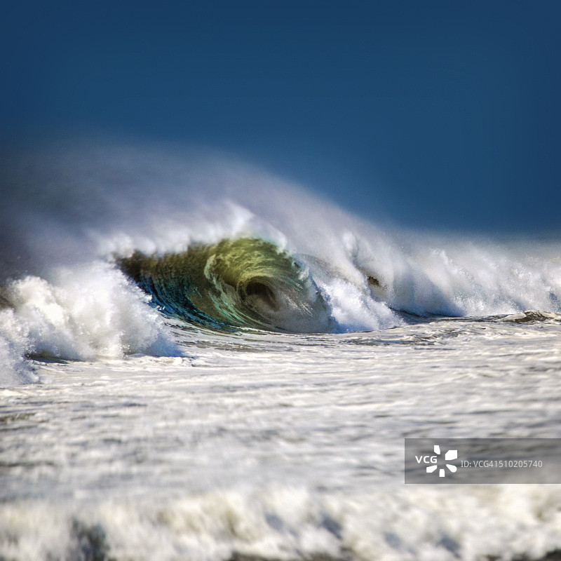 克里斯托瓦尔飓风在罗伯特·摩西州立公园掀起的巨浪图片素材