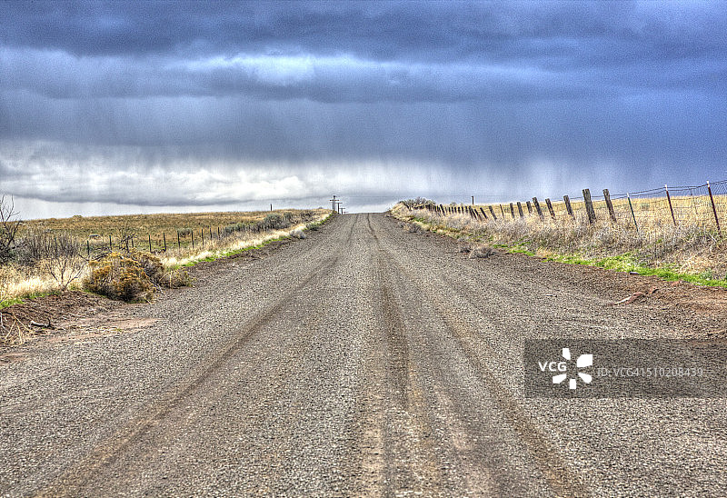 远处的雨景图片素材