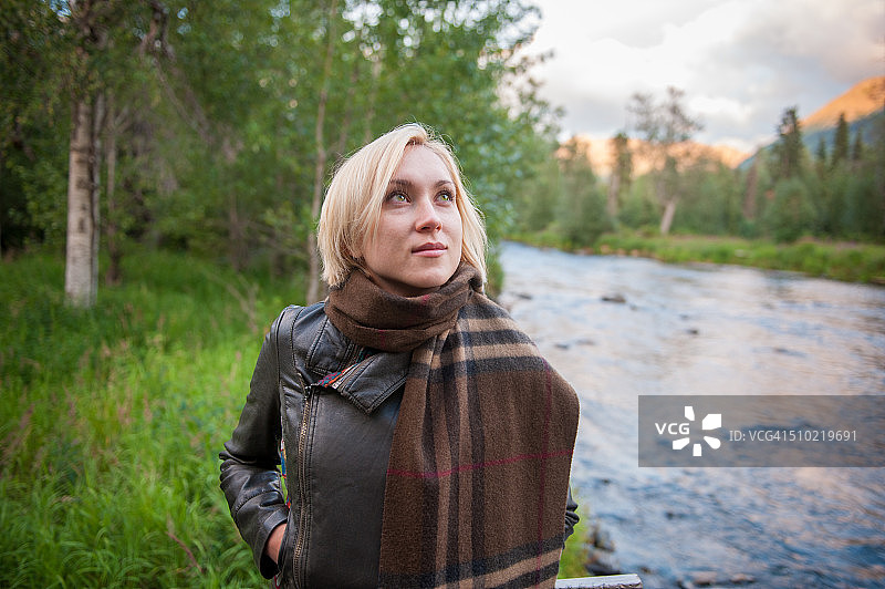 在河边图片素材