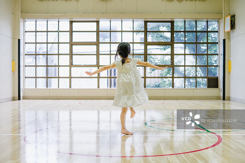 跳舞的女孩图片素材