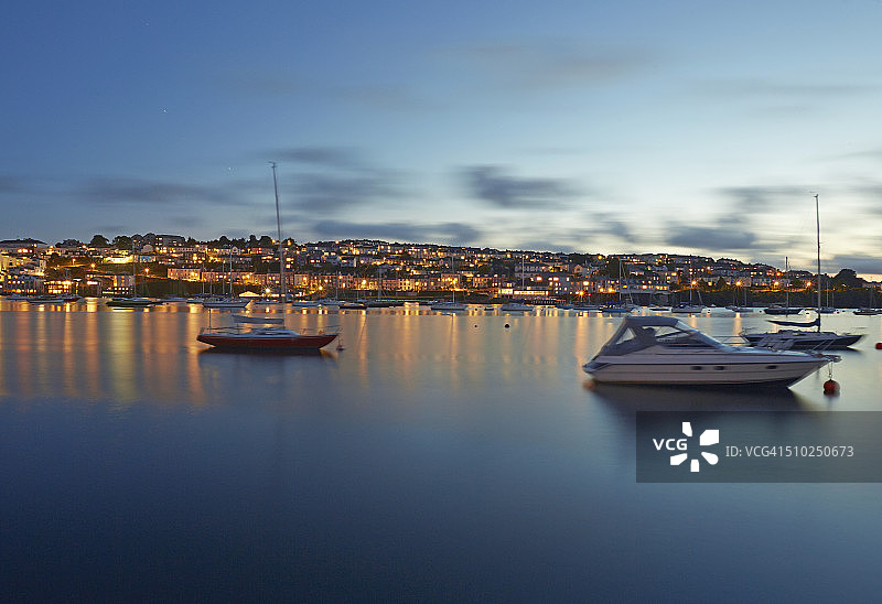 黄昏时分灯火通明的法尔茅斯城市风光图片素材