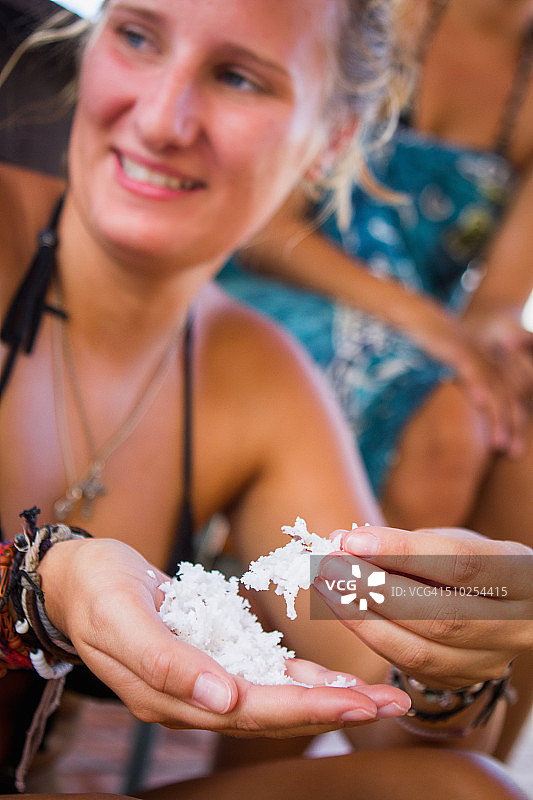 吃新鲜的椰丝图片素材